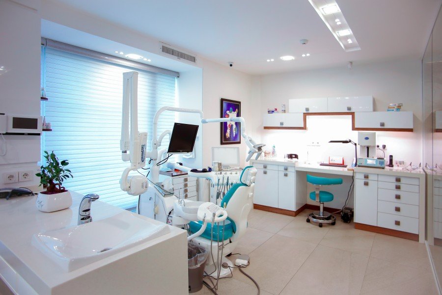 Dental Hub clinic interior with a modern dental chair, treatment equipment, cabinets, and bright lighting